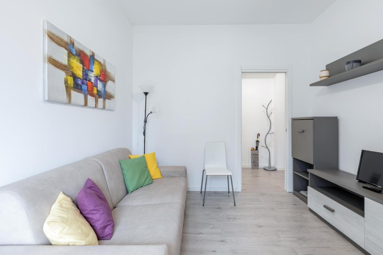 Piazza De Angeli M1 Comfortable Flat With Balcony Милано Екстериор снимка