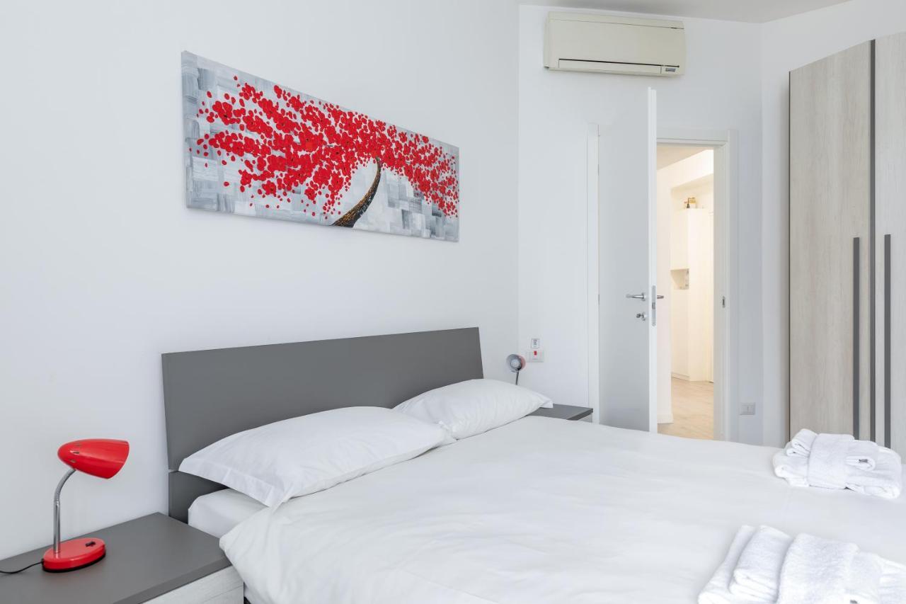 Piazza De Angeli M1 Comfortable Flat With Balcony Милано Екстериор снимка