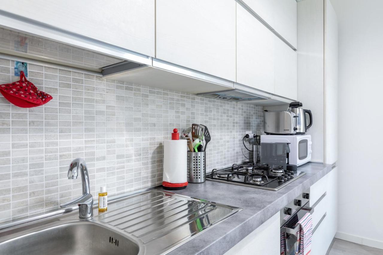 Piazza De Angeli M1 Comfortable Flat With Balcony Милано Екстериор снимка