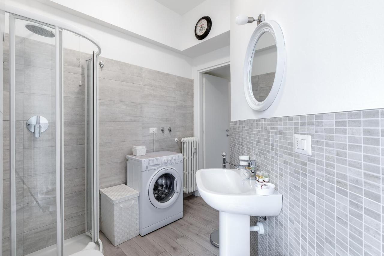 Piazza De Angeli M1 Comfortable Flat With Balcony Милано Екстериор снимка