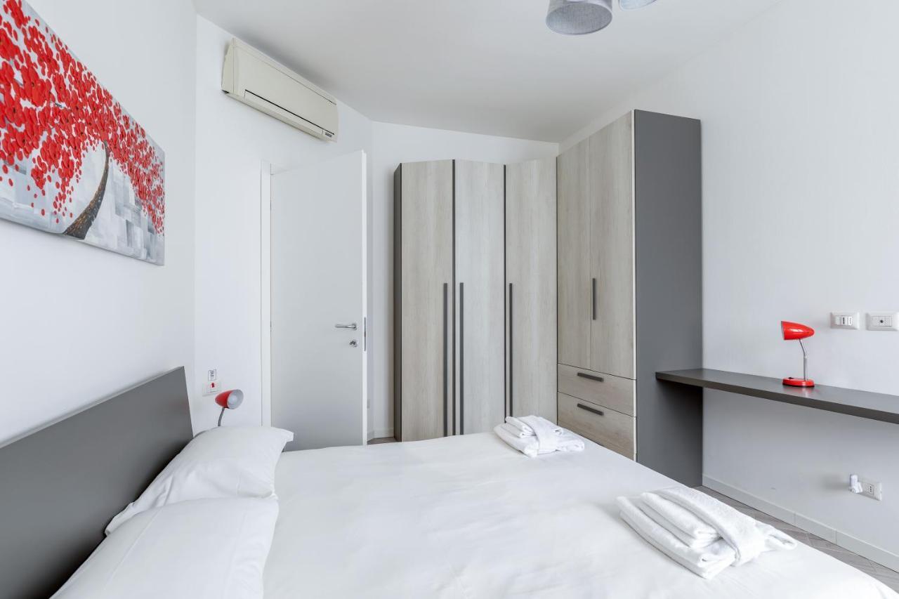 Piazza De Angeli M1 Comfortable Flat With Balcony Милано Екстериор снимка