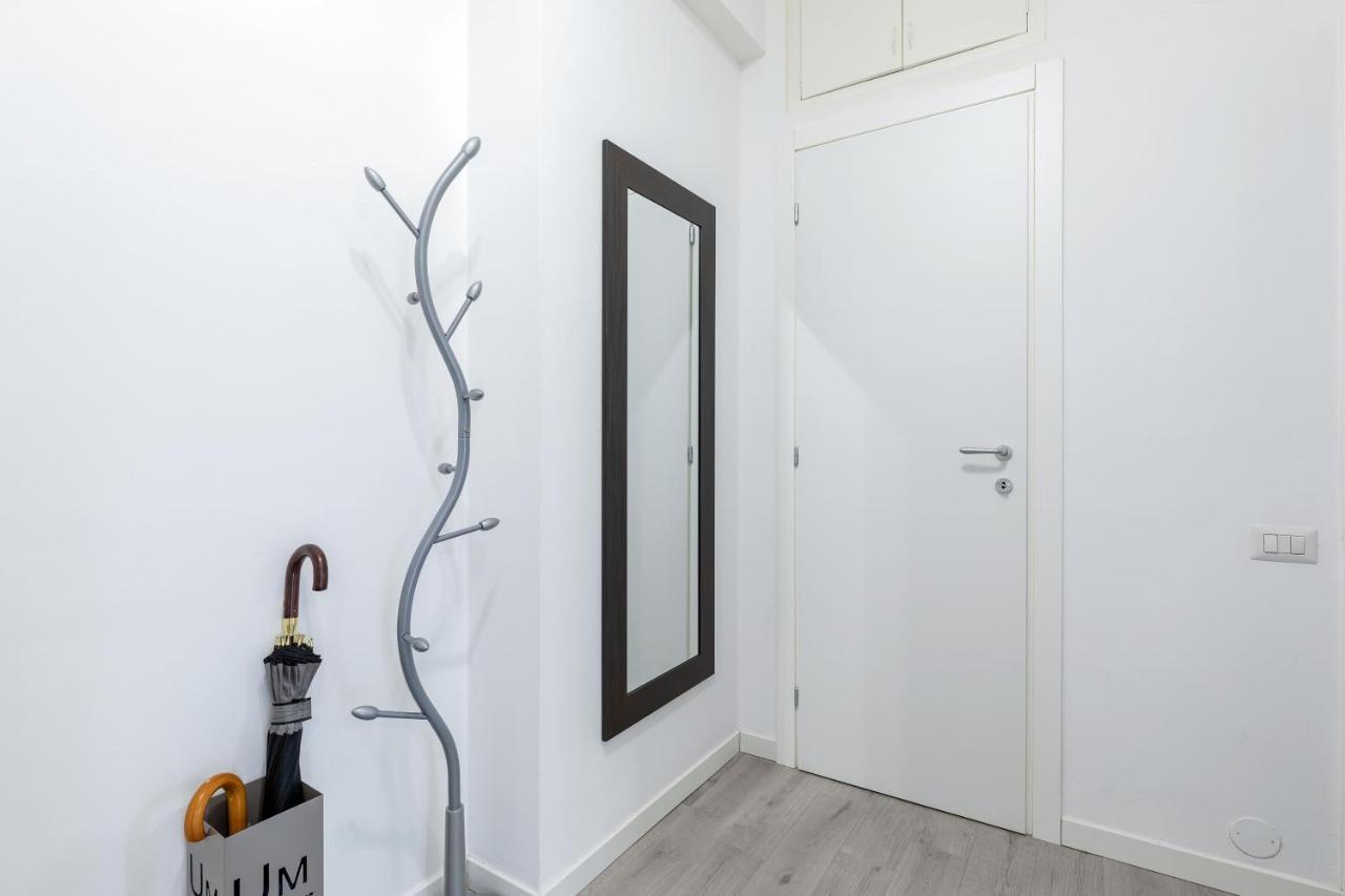 Piazza De Angeli M1 Comfortable Flat With Balcony Милано Екстериор снимка