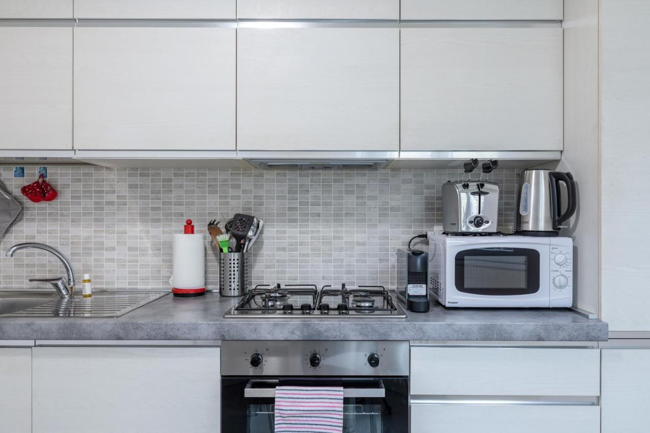 Piazza De Angeli M1 Comfortable Flat With Balcony Милано Екстериор снимка