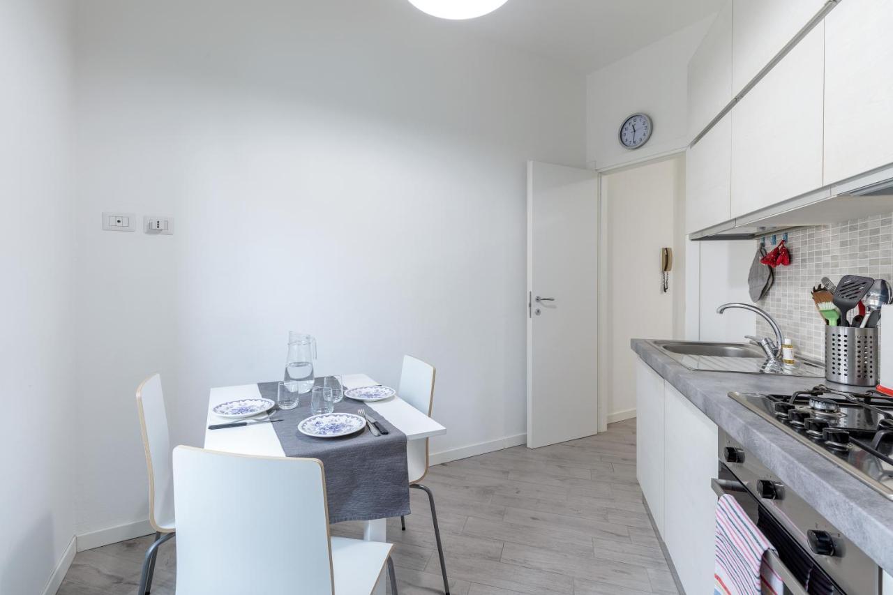 Piazza De Angeli M1 Comfortable Flat With Balcony Милано Екстериор снимка